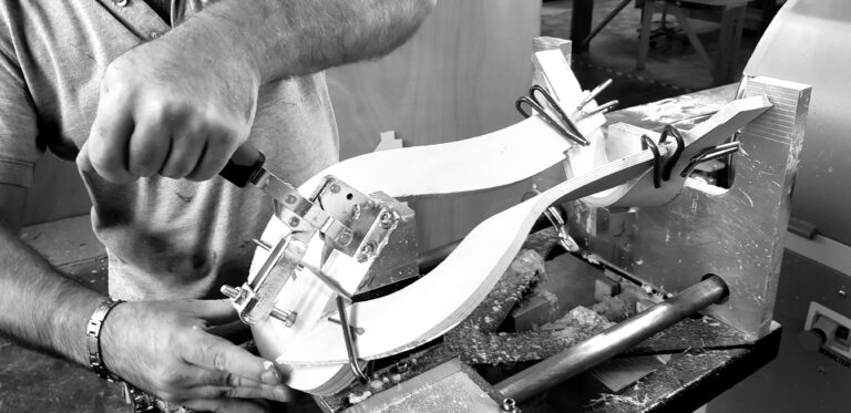 Montage d'un arçon de selle, l'Arçonnerie Française