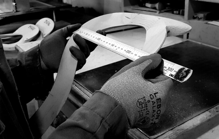 Contrôle d'un arçon de selle , l'Arçonnerie Française