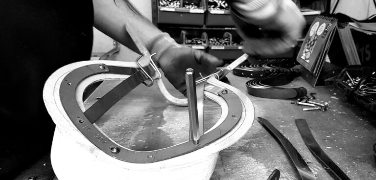 Comment est fabriqué un arçon de selle ? Processus, matériaux et fabrication CNC