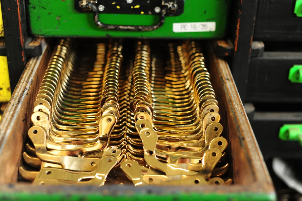 Tiroir contenant les portes étrivières PE19 de l'Arçonnerie Française